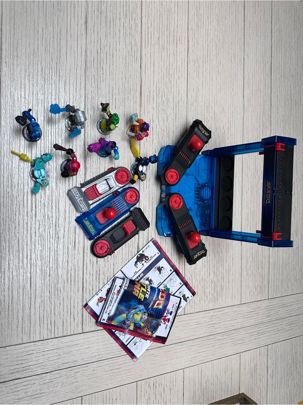 Akedo battle, Arena, including eight warriors